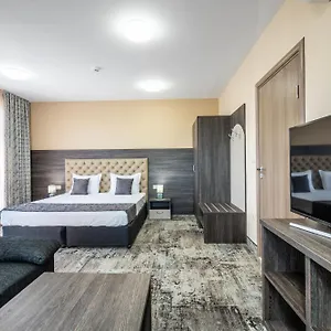 Plaza - Free Parking Hotel